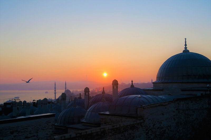 pemandangan masjid dan matahari terbenam